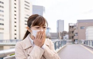 長引く咳に悩む方のイメージ