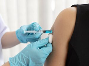 患者が旅行前の予防接種を受けている様子