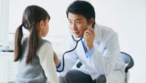 小児患者を診察する医師のイメージ
