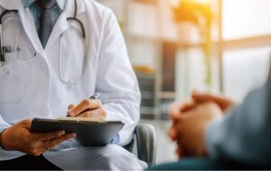 呼吸器内科で禁煙治療について医師が患者の相談を受けている診察風景