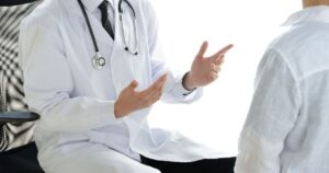 医師が患者に説明している様子