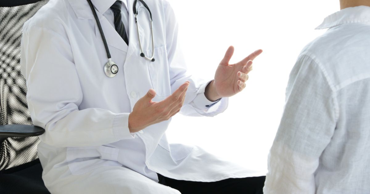 医師が患者に説明している様子